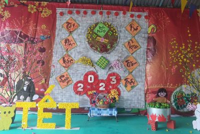 Hoạt động trải nghiệm gói bánh chưng vui xuân đón têt Qúy Mão của cô trò trường mầm non Tuổi Ngọc